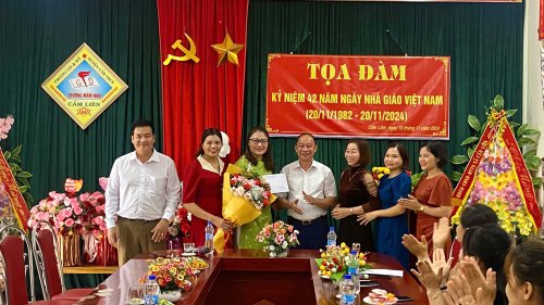 CHỦ TỊCH TRAO HOA QUÀ.jpg